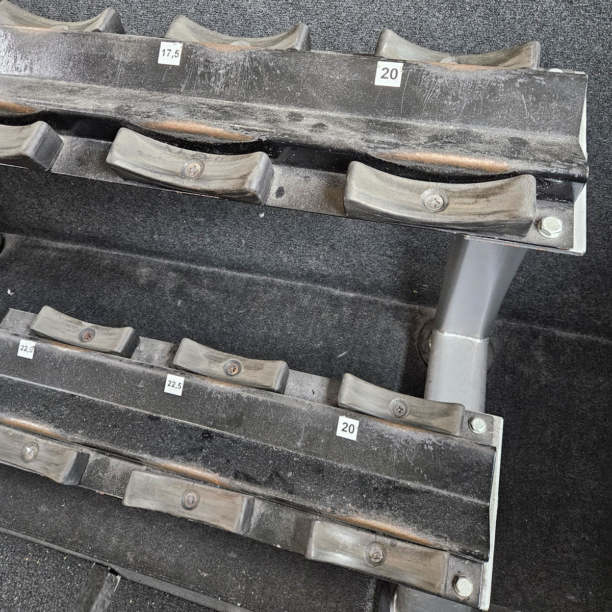 ElbeSport Kurzhantelsatz aus Guss von 2,5 bis 60kg in 2,5kg Stufen ( 24 Paare ) Oldschool, INKLUSIVE Kurzhantelablagen, gebraucht - mit Gebrauchsspuren