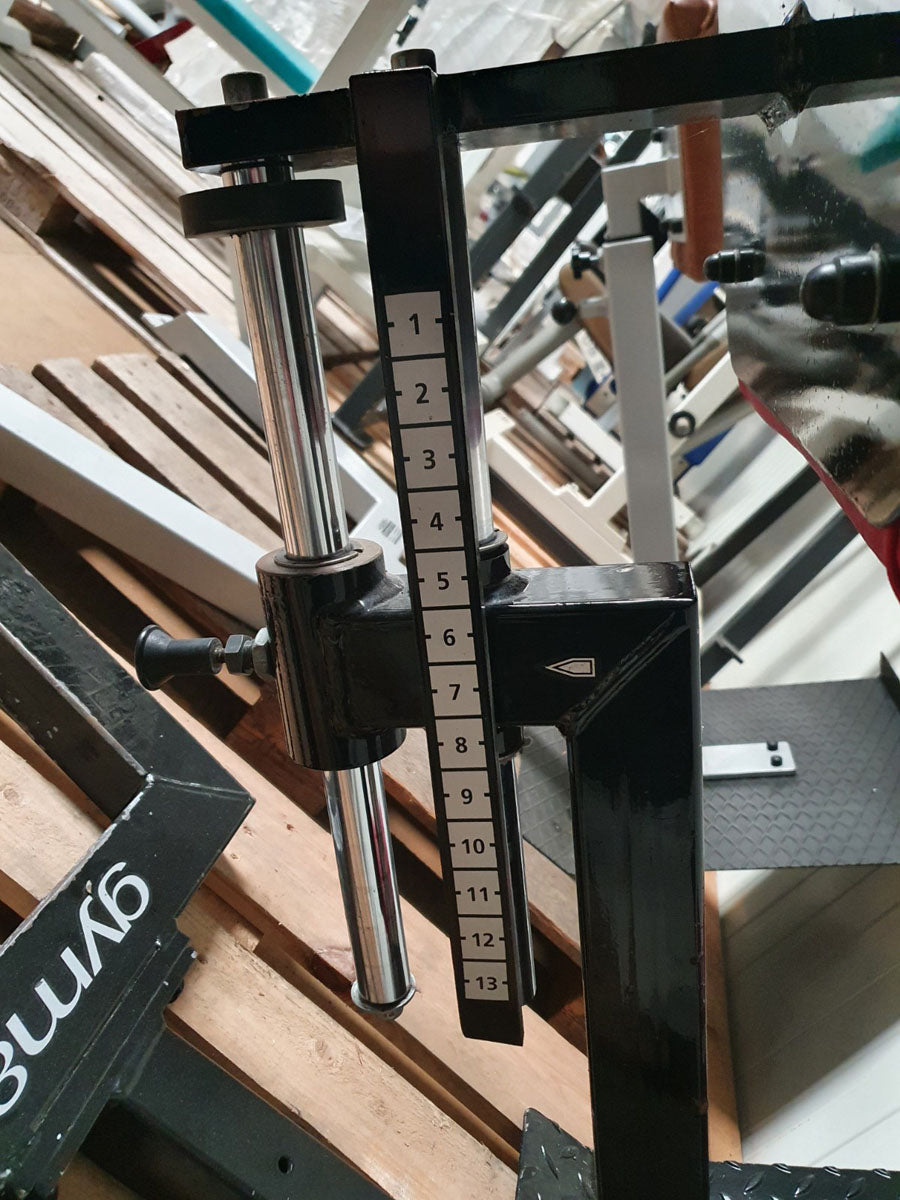 Gym80 Rückenstreckerbank, 45 Grad, Hyperextension, Rahmen Schwarz, Polster Rot, gebraucht - überholter Zustand