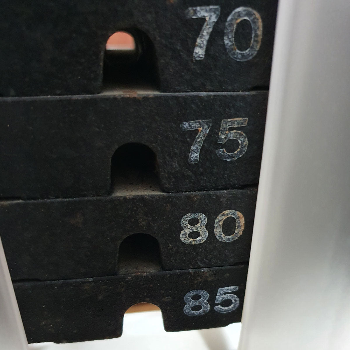 Gym80 Beinbeuger stehend, Leg Curl, Edition Line, Rahmen Weiß, Polster Dunkelbraun, gebraucht - überholter Zustand