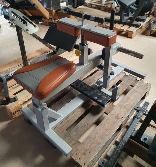 Sportsart Wadenmaschine Plate loaded, Seated Calf Raise, Rahmenfarbe Silber, Polsterfarbe Orange, gebraucht - überholter Zustand
