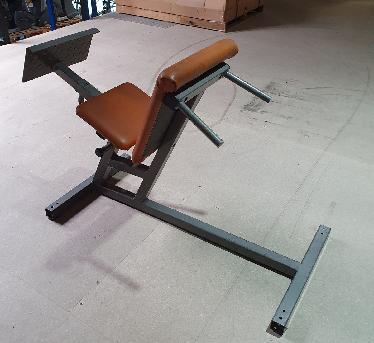 Gym80 Rückenstreckerbank in Knielage, Ähnlich Dr. Wolff Lumbal Trainer, Hyperextension, Rahmen Silber, Polster Braun, gebraucht