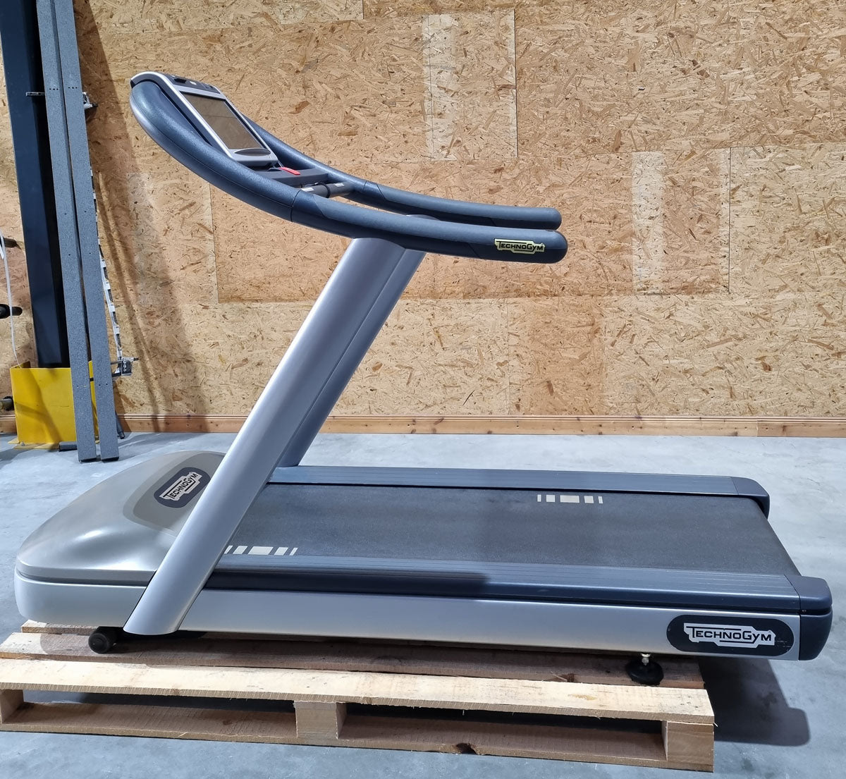 TechnoGym Laufband Excite Line Jog Now 700, Unity Display mit Internet, Youtube, gebraucht - überholter Zustand