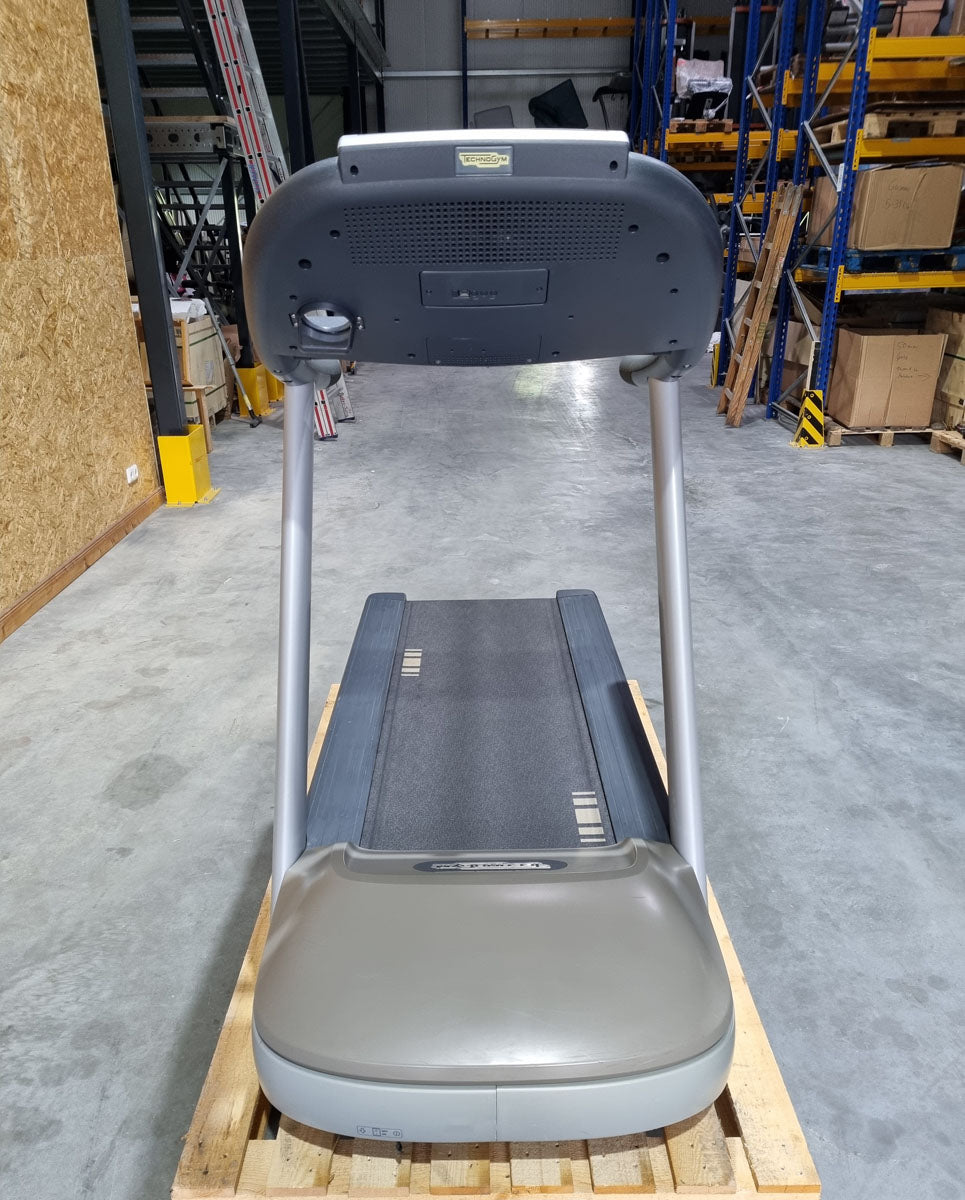 TechnoGym Laufband Excite Line Jog Now 700, Unity Display mit Internet, Youtube, gebraucht - überholter Zustand