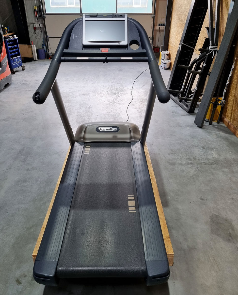 TechnoGym Laufband Excite Line Jog Now 700, Unity Display mit Internet, Youtube, gebraucht - überholter Zustand