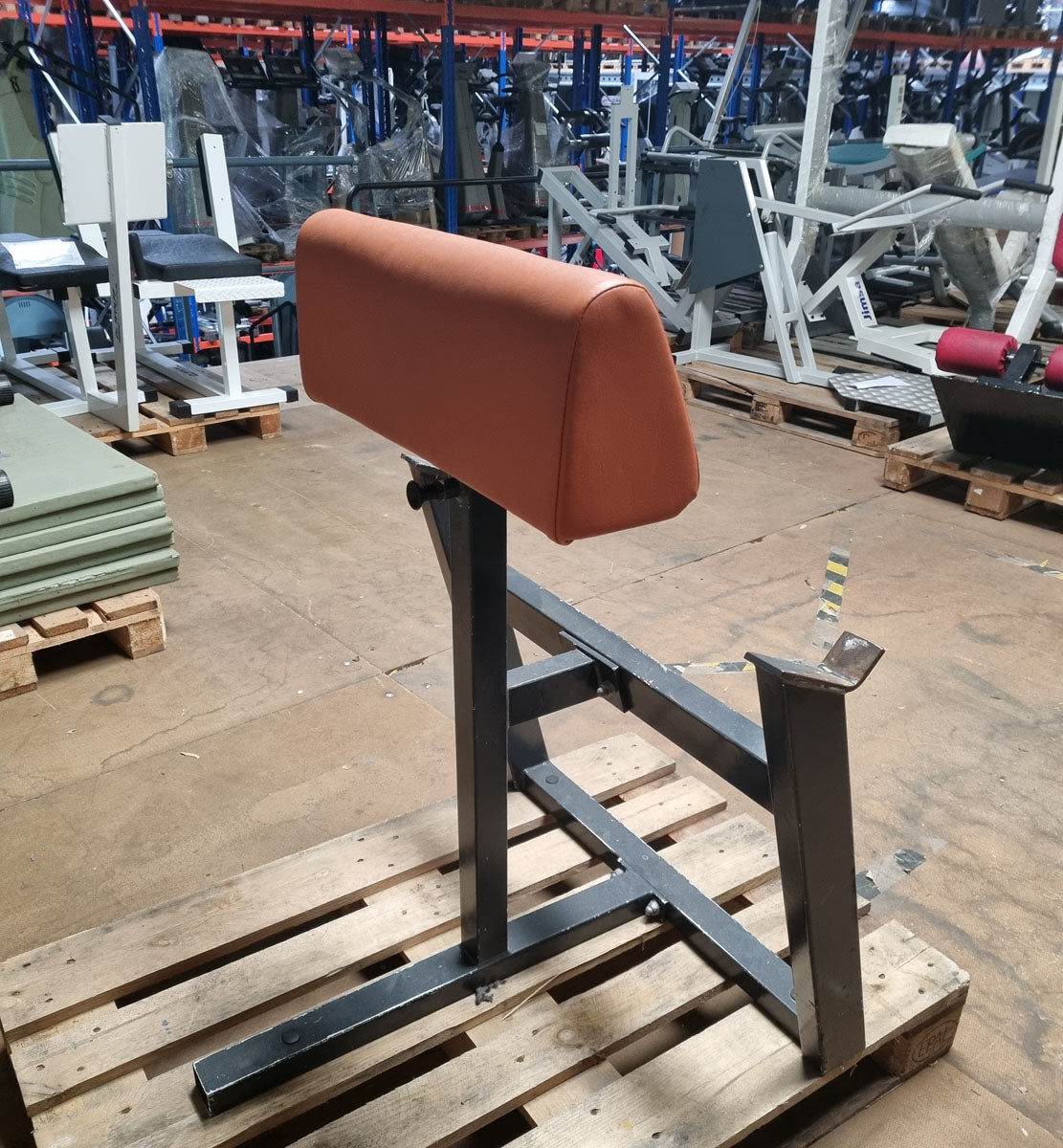 Gym80 Scott curl bench standing, biceps training bench, old school, frame color black, upholstery color orange, used