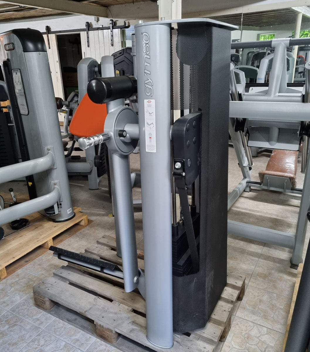 Gym80 Pomaschine stehend, Gluteusmaschine, Glutes Kick Radial, Sygnum Serie, Rahmen Silber, Polster Orange, gebraucht - überholter Zustand