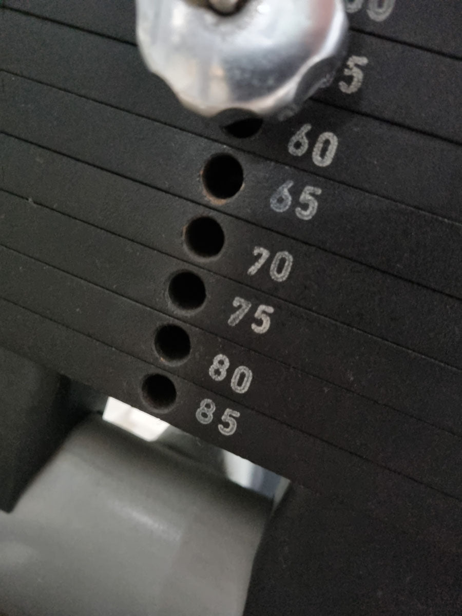 Gym80 Pomaschine stehend, Gluteusmaschine, Glutes Kick Radial, Sygnum Serie, Rahmen Silber, Polster Orange, gebraucht - überholter Zustand