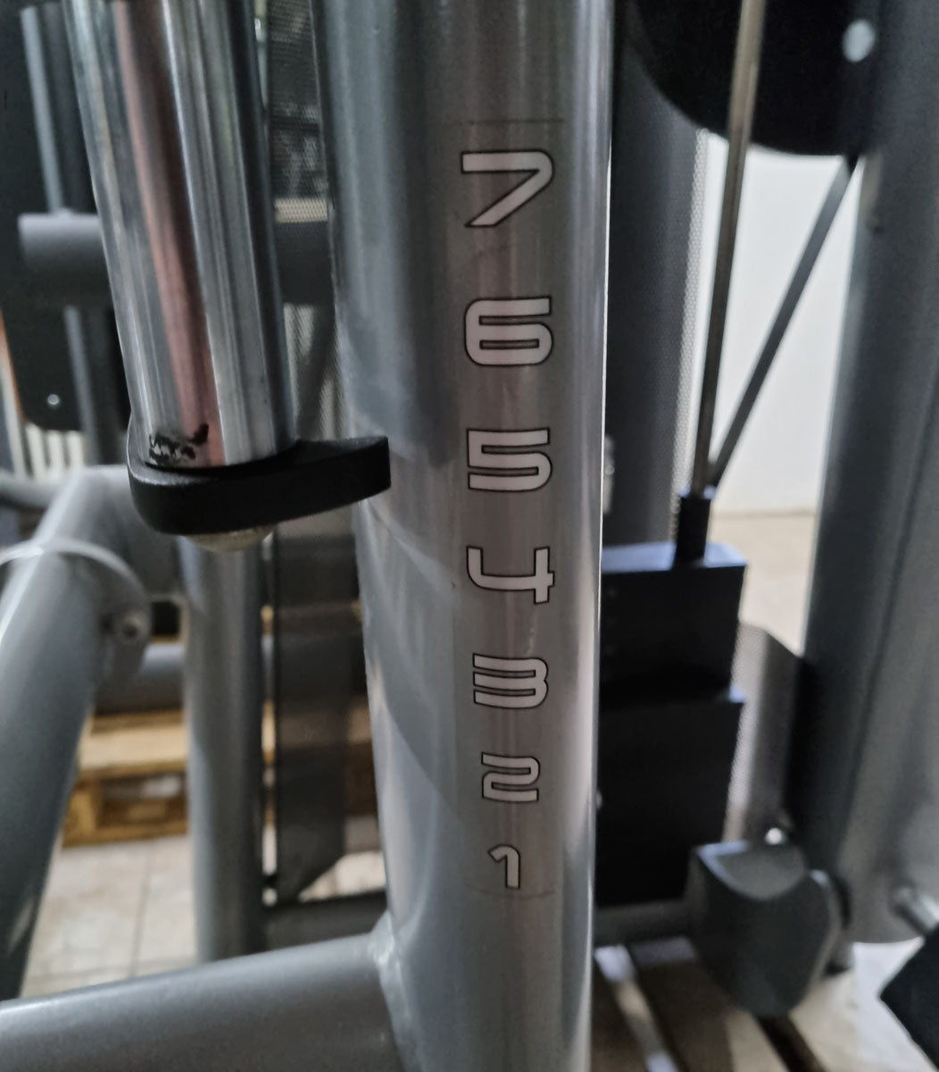 Gym80 Pomaschine stehend, Gluteusmaschine, Glutes Kick Radial, Sygnum Serie, Rahmen Silber, Polster Orange, gebraucht - überholter Zustand