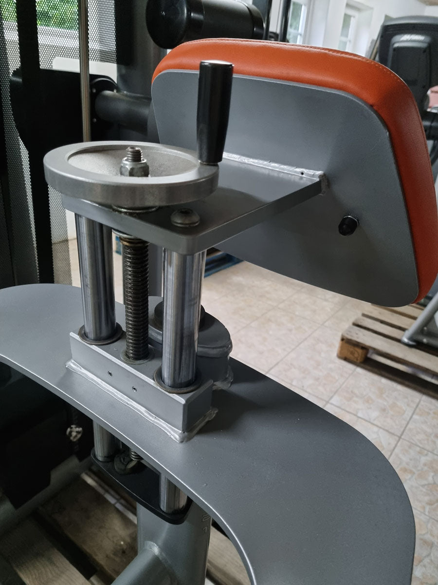 Gym80 Pomaschine stehend, Gluteusmaschine, Glutes Kick Radial, Sygnum Serie, Rahmen Silber, Polster Orange, gebraucht - überholter Zustand