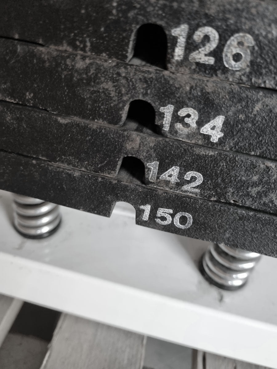 Gym80 Abduktorenmaschine, Hip Abductor, Rahmenfarbe Weiß, Polsterfarbe Blau, gebraucht - überholter Zustand