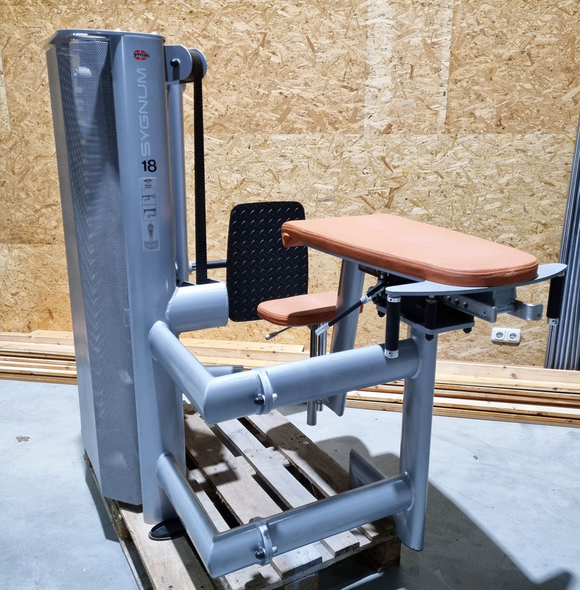 Gym80 Gluteus Kick Knieend 3004 Sygnum, Pomaschine, Rahmenfarbe Silber, Polsterfarbe Orange, gebraucht - überholter Zustand