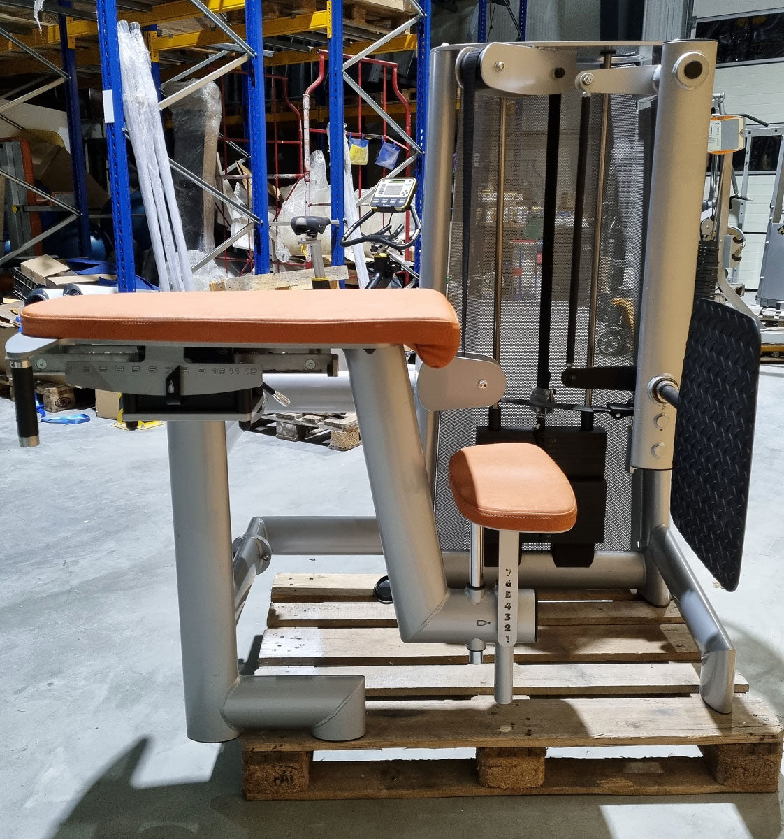 Gym80 Gluteus Kick Knieend 3004 Sygnum, Pomaschine, Rahmenfarbe Silber, Polsterfarbe Orange, gebraucht - überholter Zustand