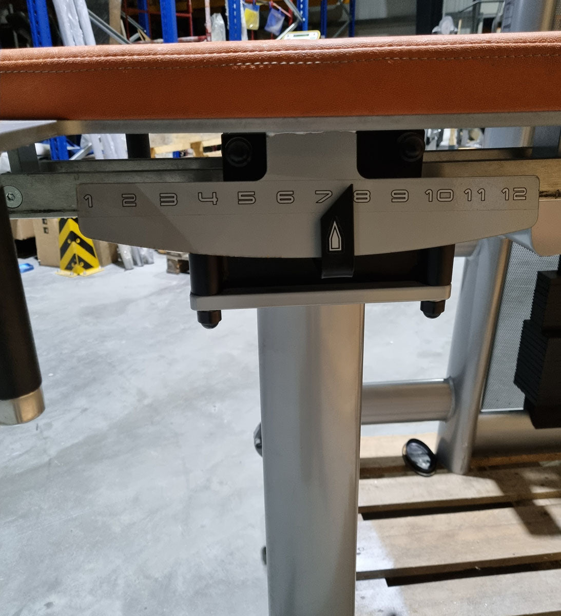 Gym80 Gluteus Kick Knieend 3004 Sygnum, Pomaschine, Rahmenfarbe Silber, Polsterfarbe Orange, gebraucht - überholter Zustand