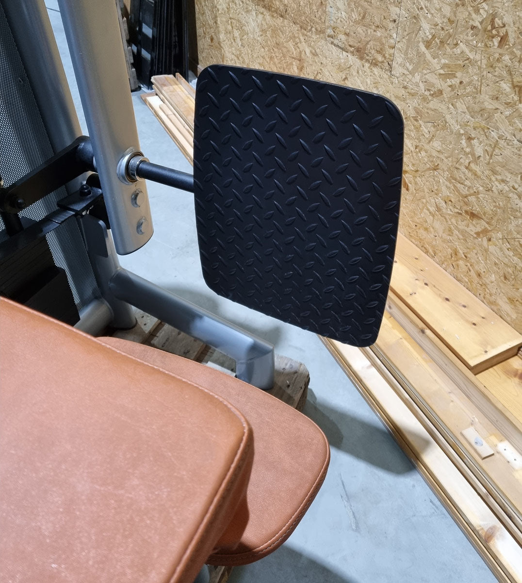 Gym80 Gluteus Kick Knieend 3004 Sygnum, Pomaschine, Rahmenfarbe Silber, Polsterfarbe Orange, gebraucht - überholter Zustand