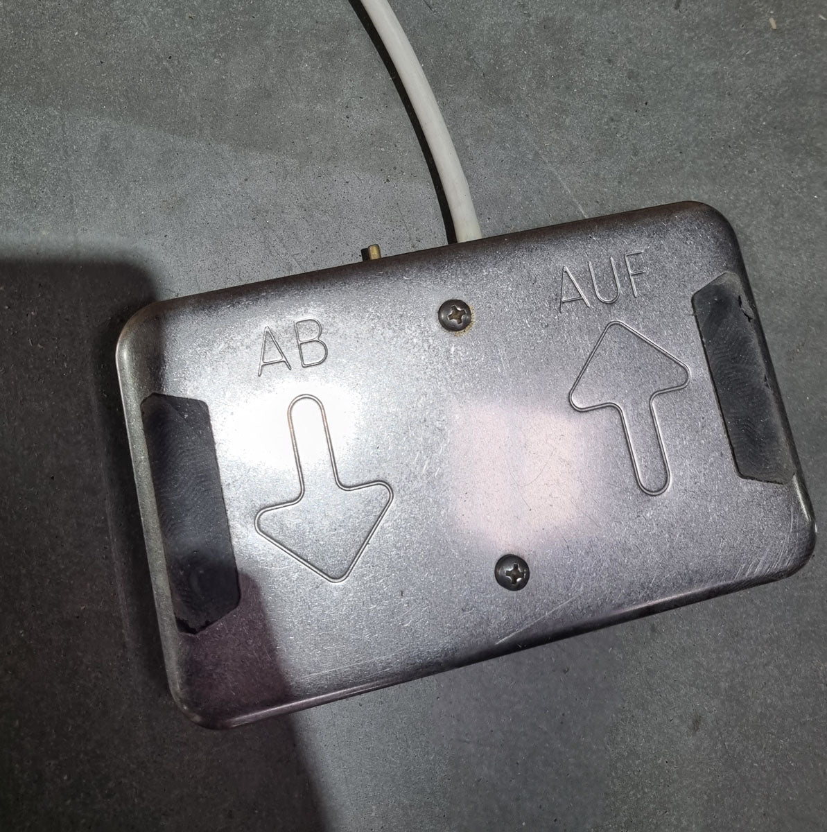 Önapi Tedavi Vojta MD Therapieliege Massageliege, extra breit, elektrisch höhenverstellbar, Medizinprodukt Behandlungsliege, Rahmenfarbe Weiß, Polsterfarbe Blau, gebraucht