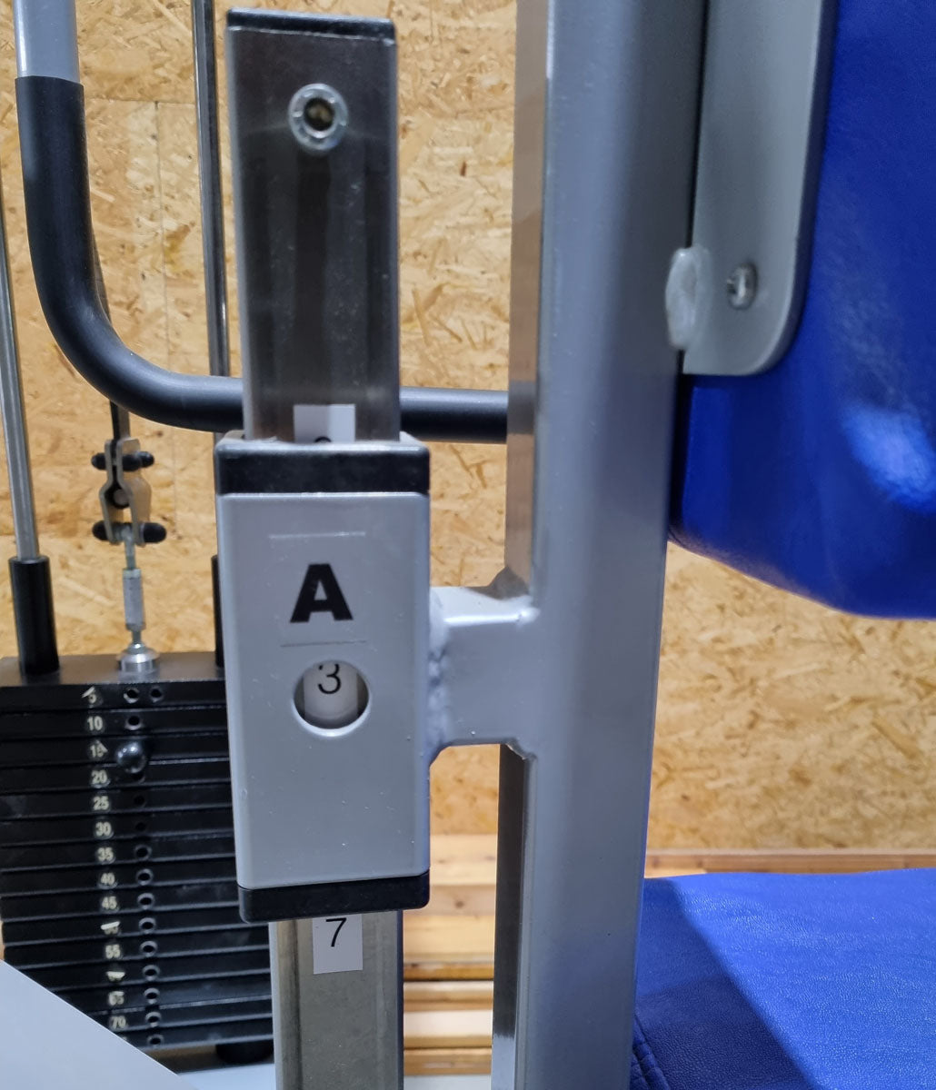 SVG Schulterblattfixator / Stützstemme - Latzug und Dips - Kombigerät 2 in 1, Rahmenfarbe Grau, Polsterfarbe Blau, gebraucht - überholter Zustand