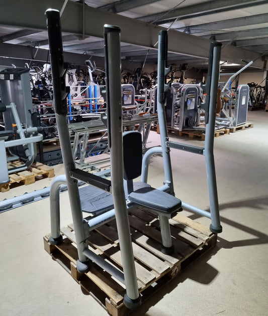 Matrix Schulter-Drückerbank, Magnum Olympic Shoulder Bench MG-A45, Polsterfarbe Schwarz, Rahmenfarbe Silber, gebraucht - überholter Zustand