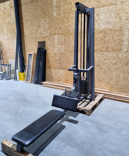 Gym80 Ruderzug Turm, Rudern, Row, Ruderstation ähnlich Sygnum 4016, Rahmenfarbe Silber, Polsterfarbe Schwarz, gebraucht - überholter Zustand