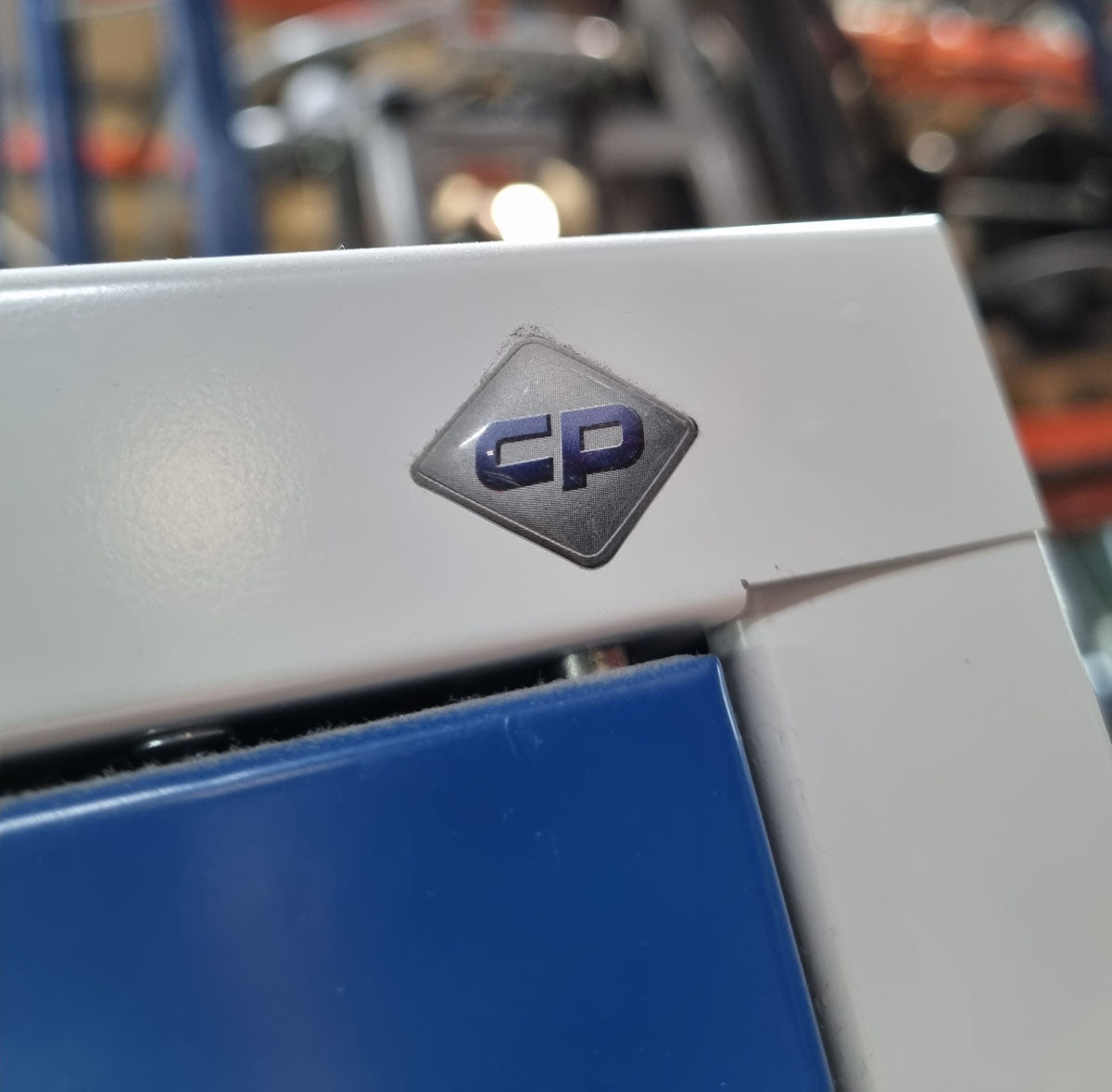 Spind-Schließfachschrank von C+P - Made in Germany - Korpus Silber-Grau, Türen Blau, gebraucht