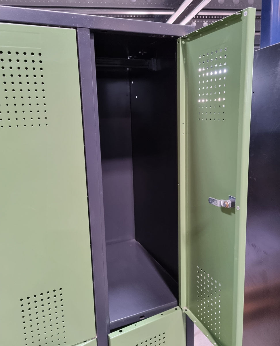 Spind-Schließfachschrank von C+P - Made in Germany - Korpus Schwarz, Türen Grün, gebraucht