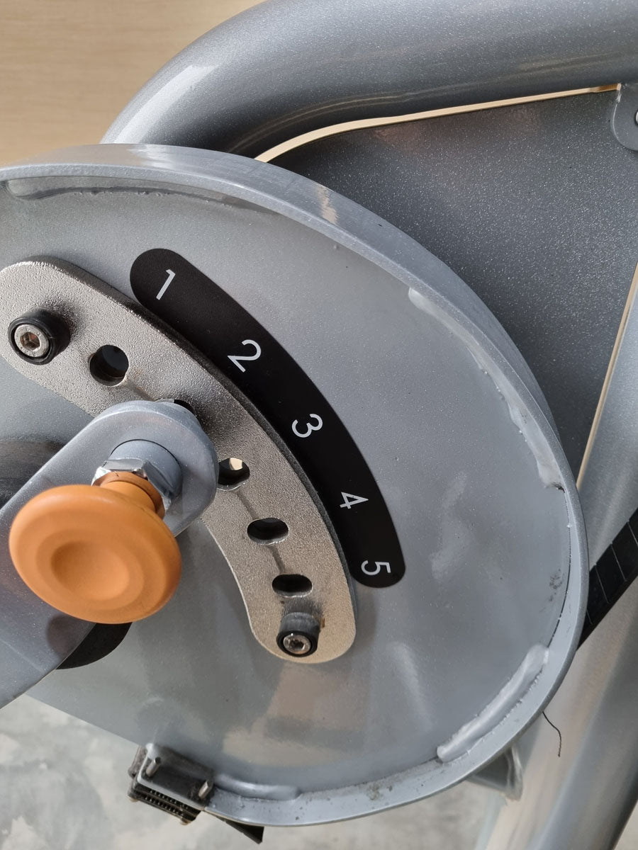 Matrix Beinbeuger sitzend und Beinstrecker im Set - 2 Geräte, Aura G3 Serie, Leg Curl und Leg Extension, Rahmenfarbe Silber, gebraucht - überholter Zustand