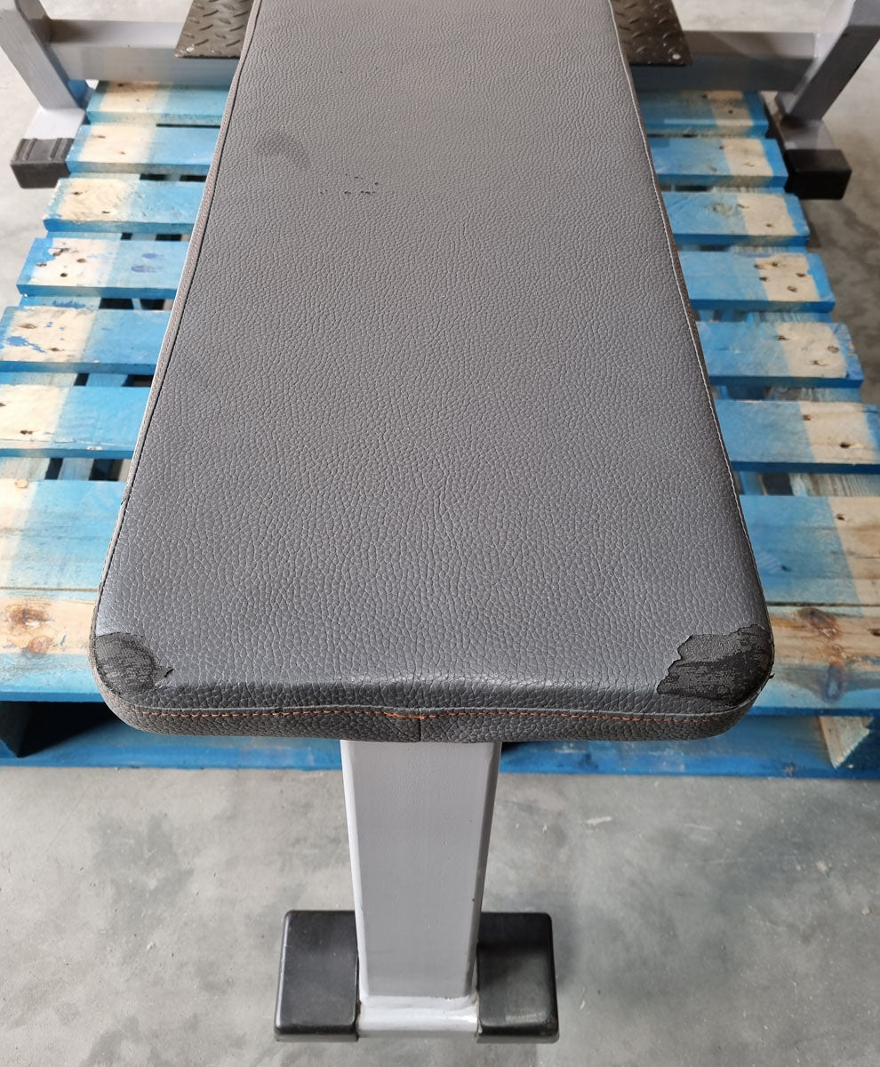 Panatta Flachdrückerbank mit Ablagen für Bankdrücken, Benchpress, Rahmenfarbe Silber/Grau, gebraucht mit Gebrauchsspuren