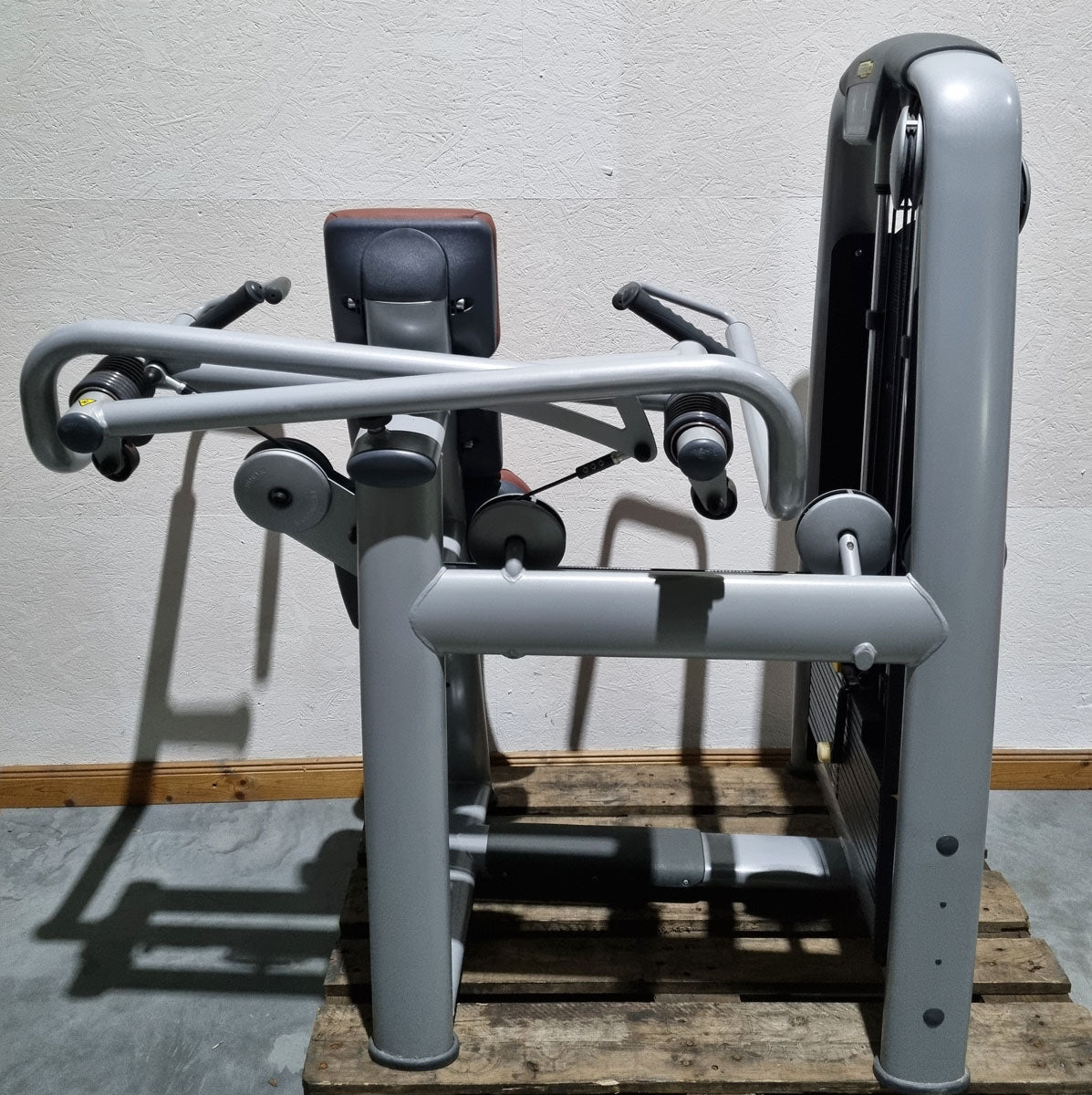 TechnoGym Schulterpresse, Shoulder Press, Selection Line - Rahmen Silber, Polster Braun, gebraucht - überholter Zustand