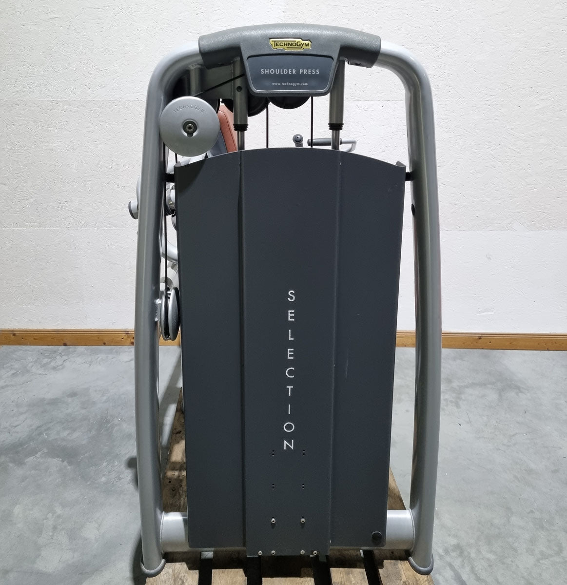 TechnoGym Schulterpresse, Shoulder Press, Selection Line - Rahmen Silber, Polster Braun, gebraucht - überholter Zustand