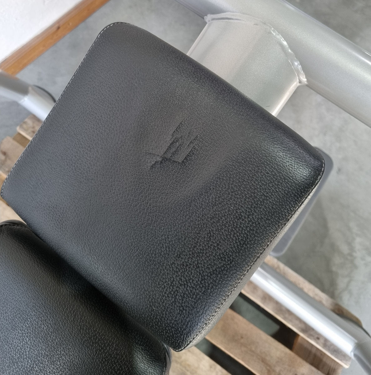 Technogym Schrägdrückerbank, Olympic Inclined Bench, Hantelbank Schrägbankdrücken, Rahmenfarbe Silber, Selection Line, gebraucht - überholter Zustand