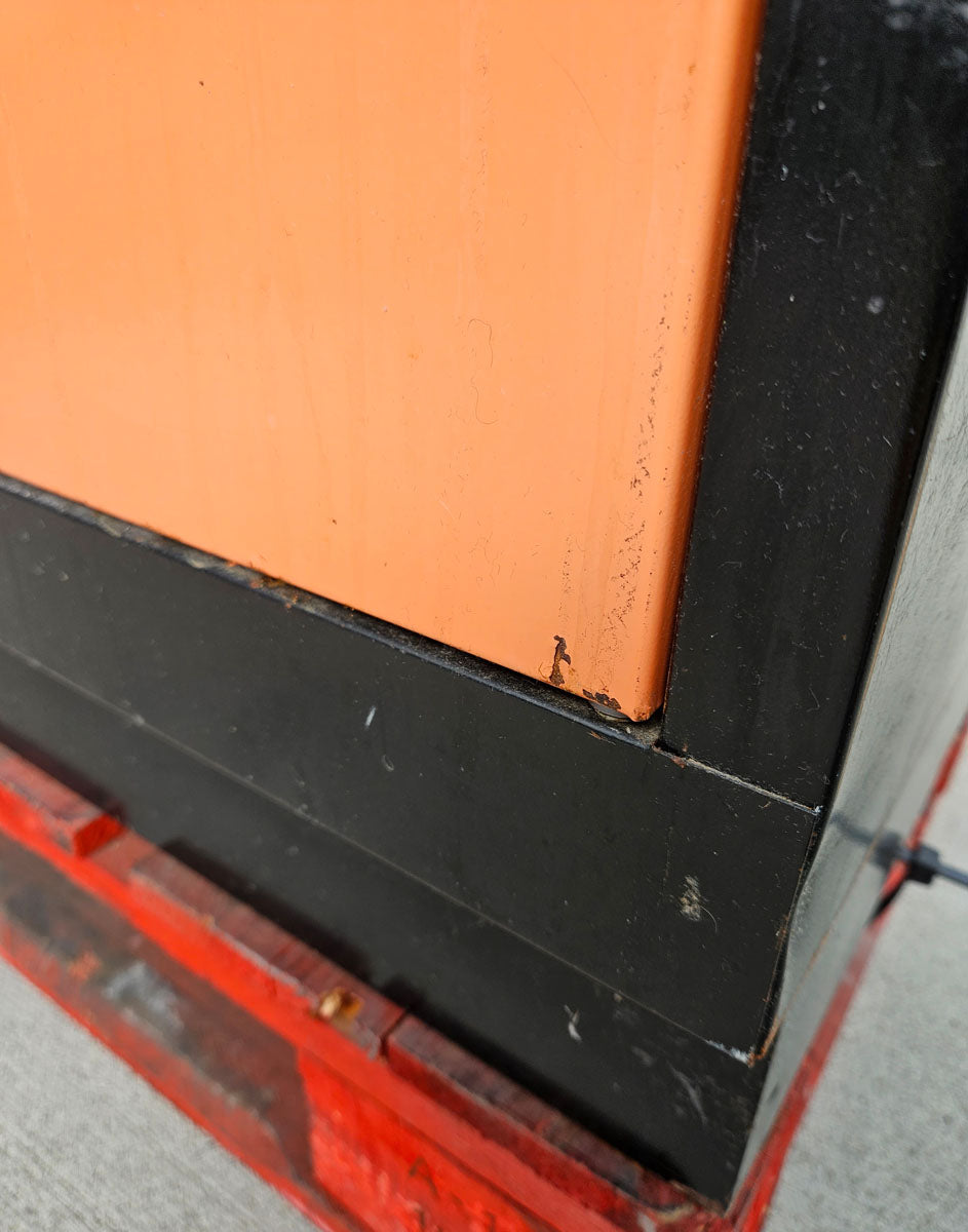 Spind-Schließfachschrank 2 Stück, 8 Fächer, 16 Fächer gesamt - Korpus Schwarz, Türen Orange, gebraucht