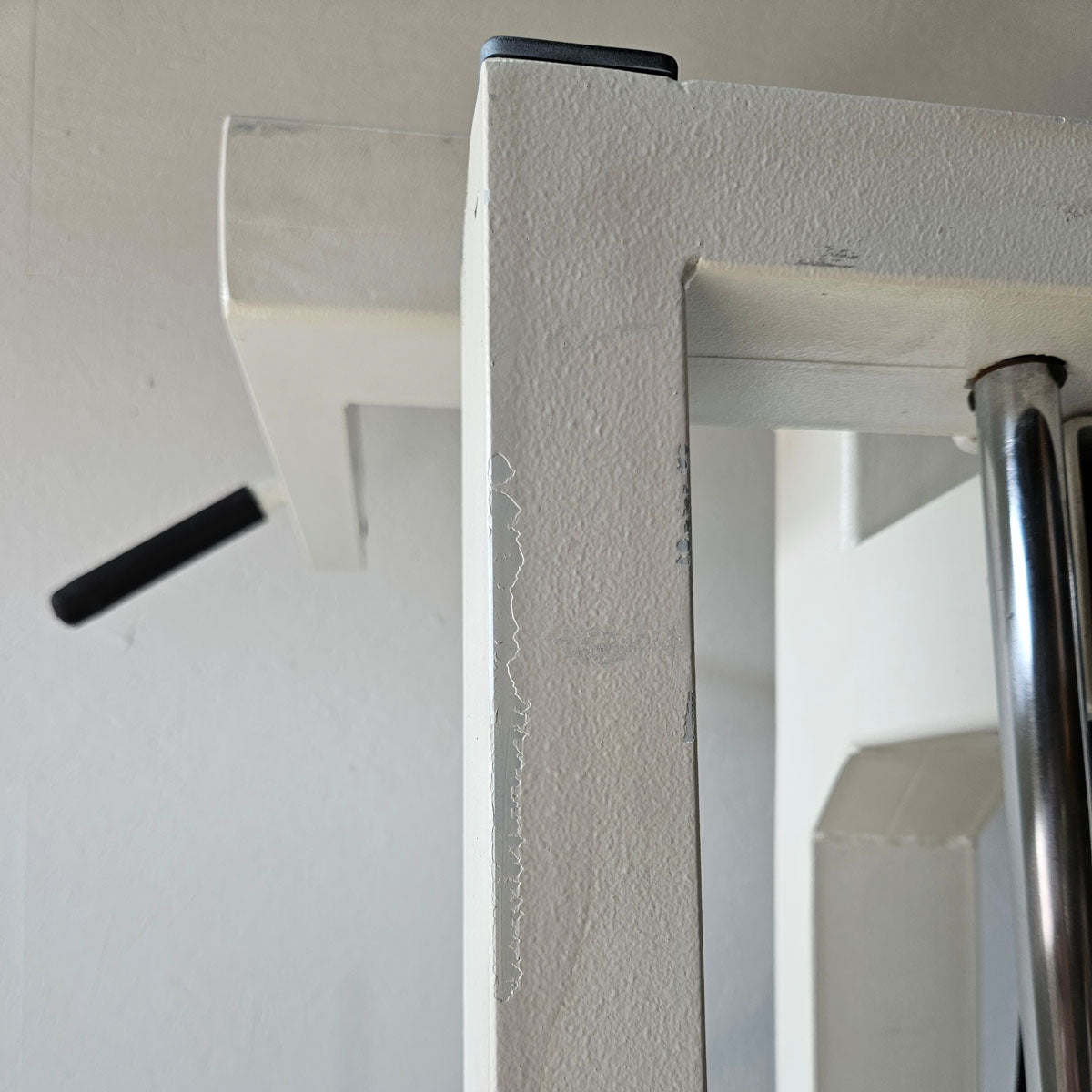 L+K Dip-Klimmzugmaschine mit Gewichtsunterstützung, Dip-Chin, Oldschool, Rahmen Weiß, gebraucht mit Gebrauchsspuren