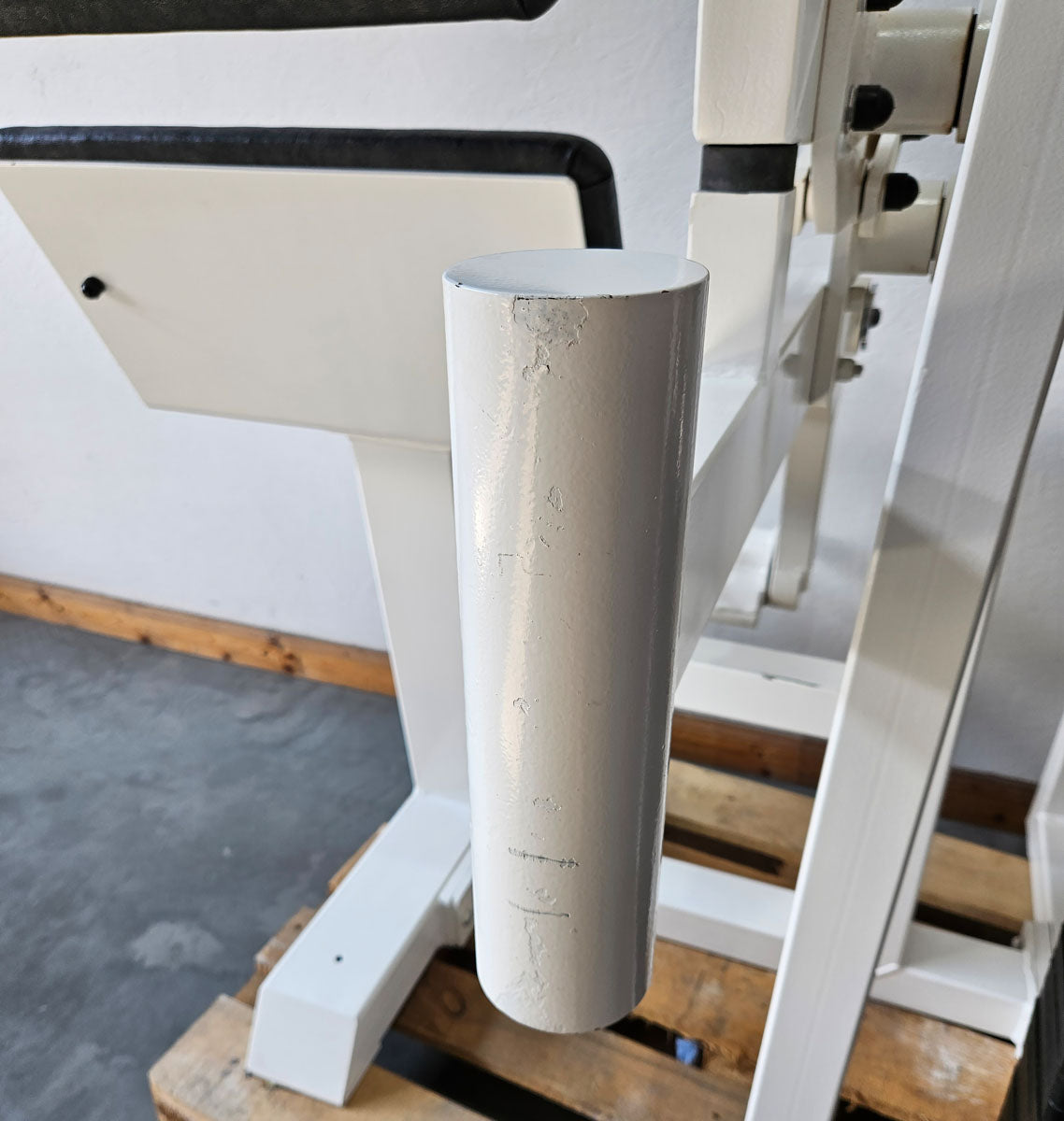 Gym80 Abdominal Machine, Jackknife, Abdominal Crunch, Oldschool Bodybuilding Strength Equipment - Edition or Classic Line, Frame Color White, Used with Signs of Wear
