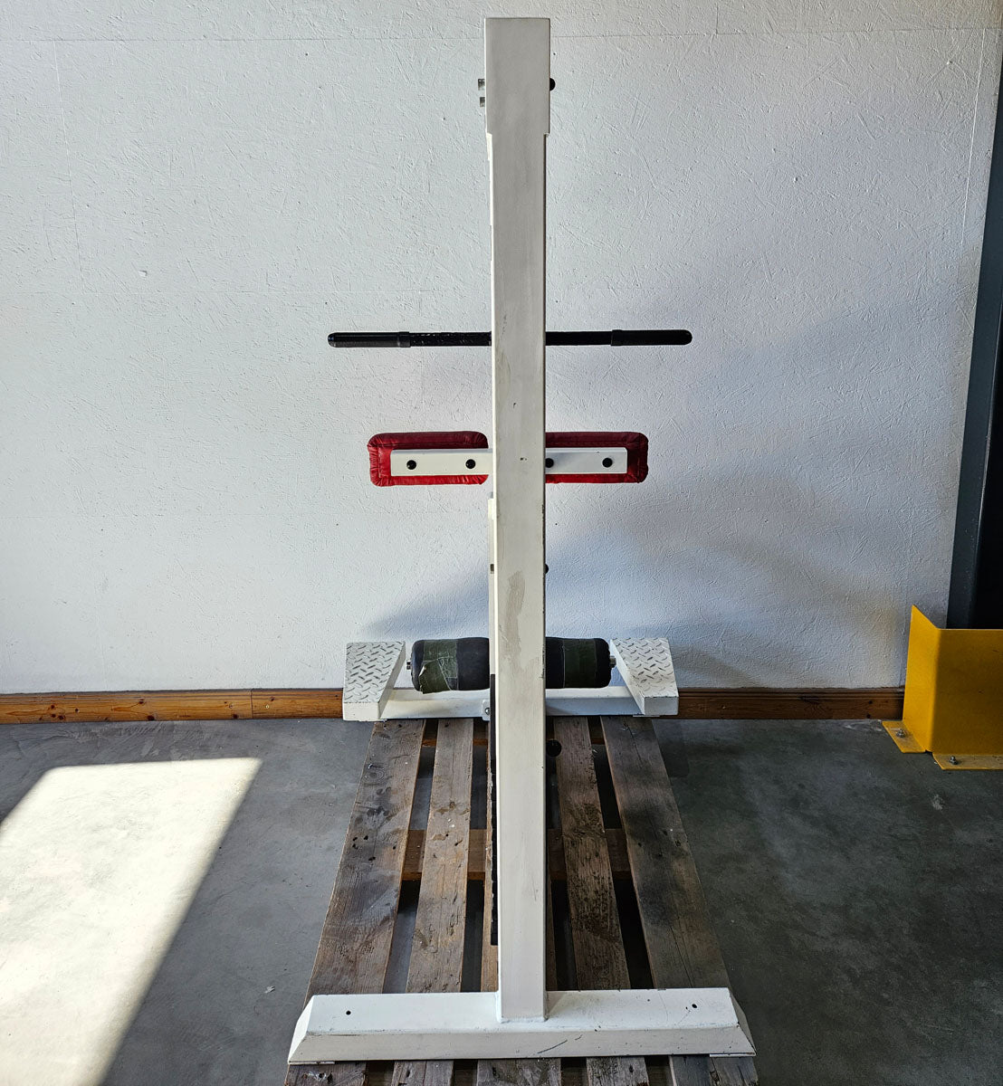 Gym80 Gluteusmaschine stehend, Glute Raiser, Pomaschine, Oldschool Bodybuilding Kraftgerät - Edition oder Classic Line, Rahmen Weiß, gebraucht mit Gebrauchsspuren