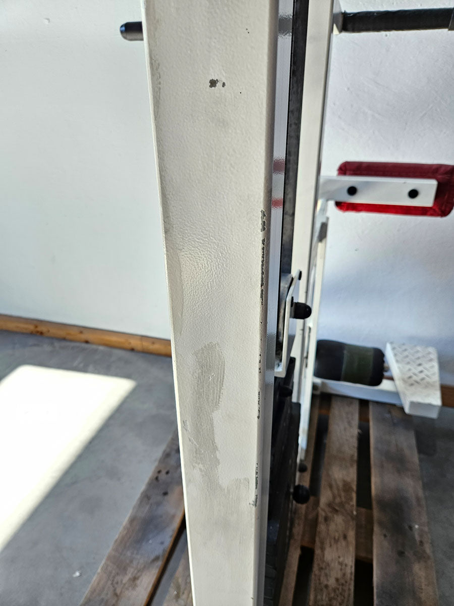 Gym80 Gluteusmaschine stehend, Glute Raiser, Pomaschine, Oldschool Bodybuilding Kraftgerät - Edition oder Classic Line, Rahmen Weiß, gebraucht mit Gebrauchsspuren