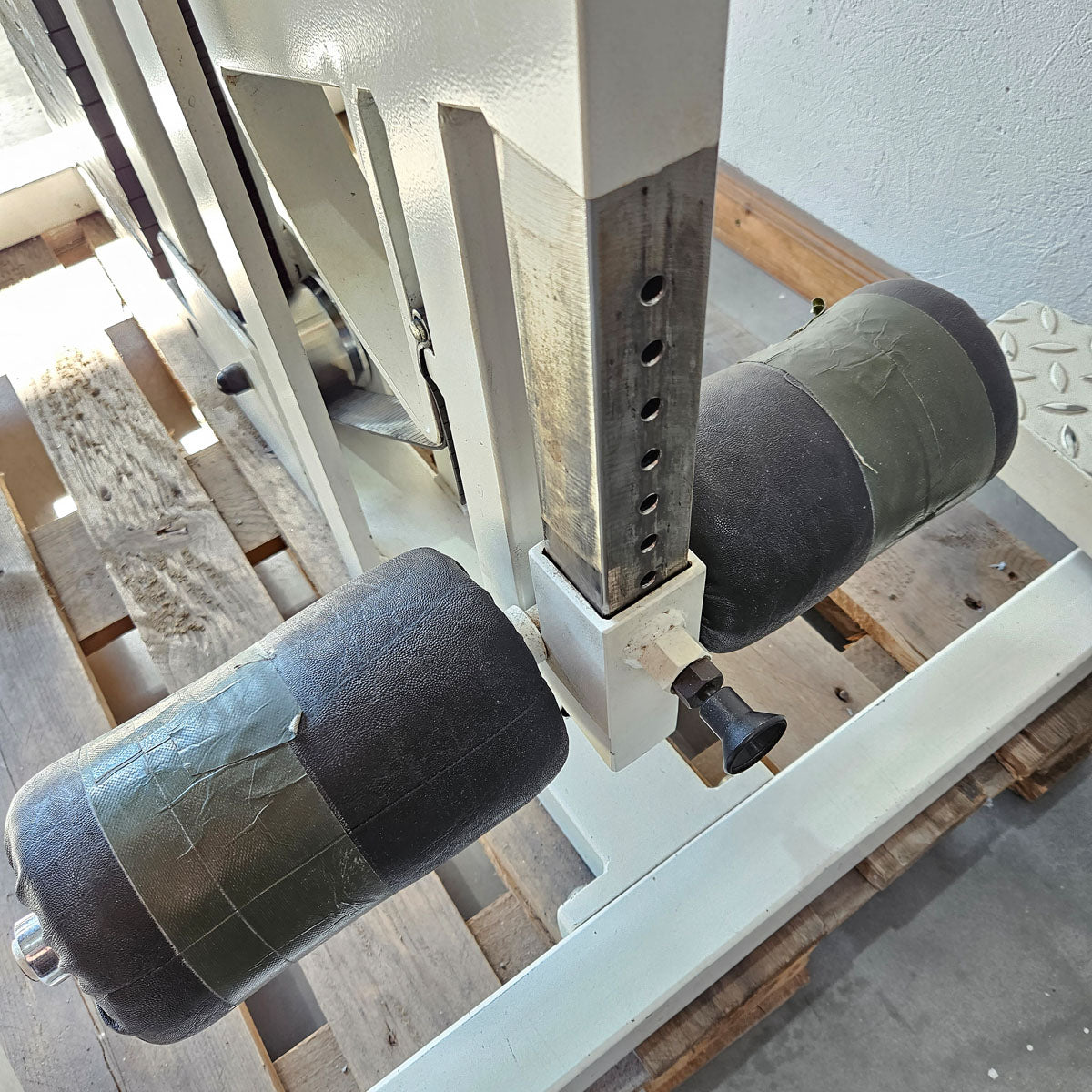 Gym80 Gluteusmaschine stehend, Glute Raiser, Pomaschine, Oldschool Bodybuilding Kraftgerät - Edition oder Classic Line, Rahmen Weiß, gebraucht mit Gebrauchsspuren