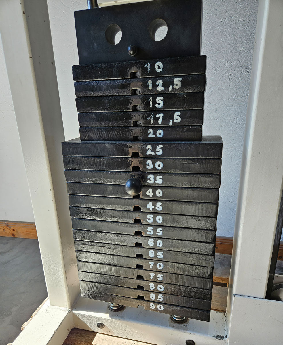 Gym80 Gluteusmaschine stehend, Glute Raiser, Pomaschine, Oldschool Bodybuilding Kraftgerät - Edition oder Classic Line, Rahmen Weiß, gebraucht mit Gebrauchsspuren