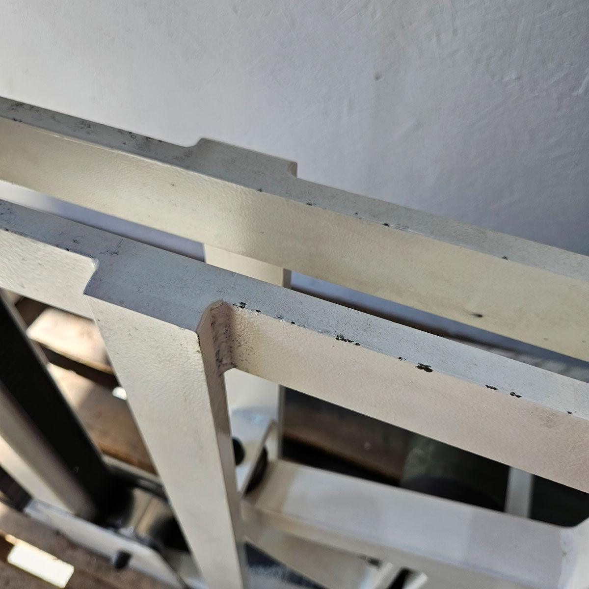 Gym80 Gluteusmaschine stehend, Glute Raiser, Pomaschine, Oldschool Bodybuilding Kraftgerät - Edition oder Classic Line, Rahmen Weiß, gebraucht mit Gebrauchsspuren