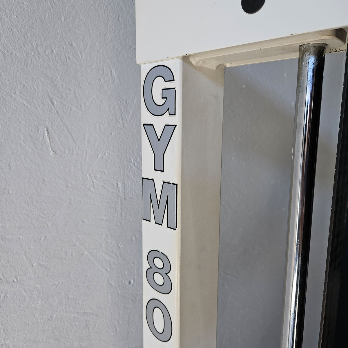 Gym80 Gluteusmaschine stehend, Glute Raiser, Pomaschine, Oldschool Bodybuilding Kraftgerät - Edition oder Classic Line, Rahmen Weiß, gebraucht mit Gebrauchsspuren