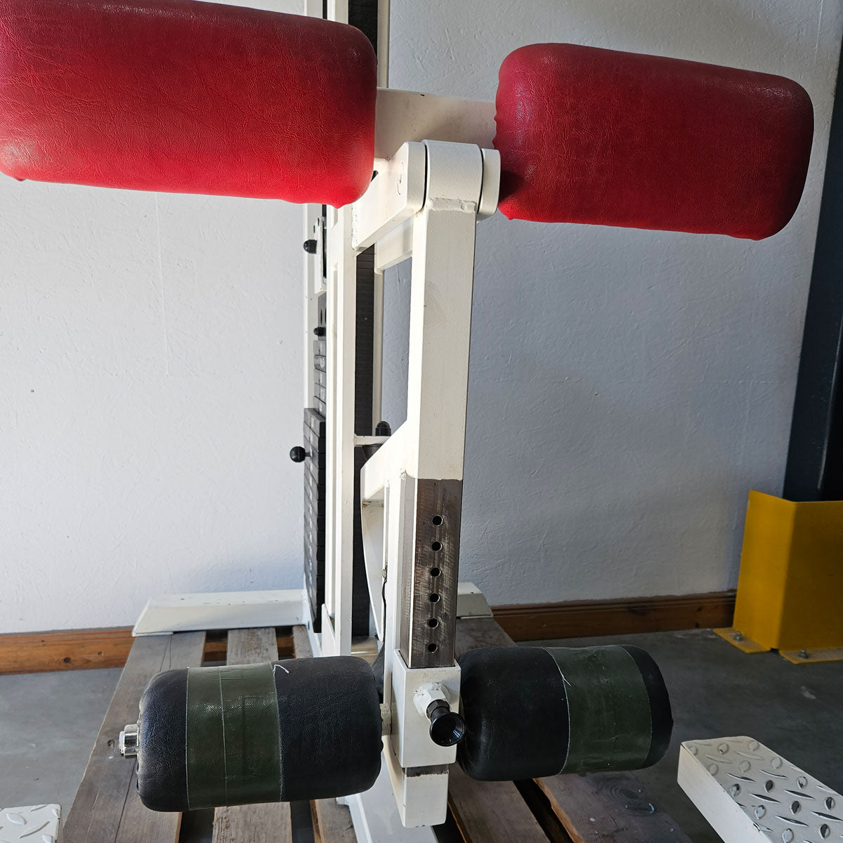 Gym80 Gluteusmaschine stehend, Glute Raiser, Pomaschine, Oldschool Bodybuilding Kraftgerät - Edition oder Classic Line, Rahmen Weiß, gebraucht mit Gebrauchsspuren