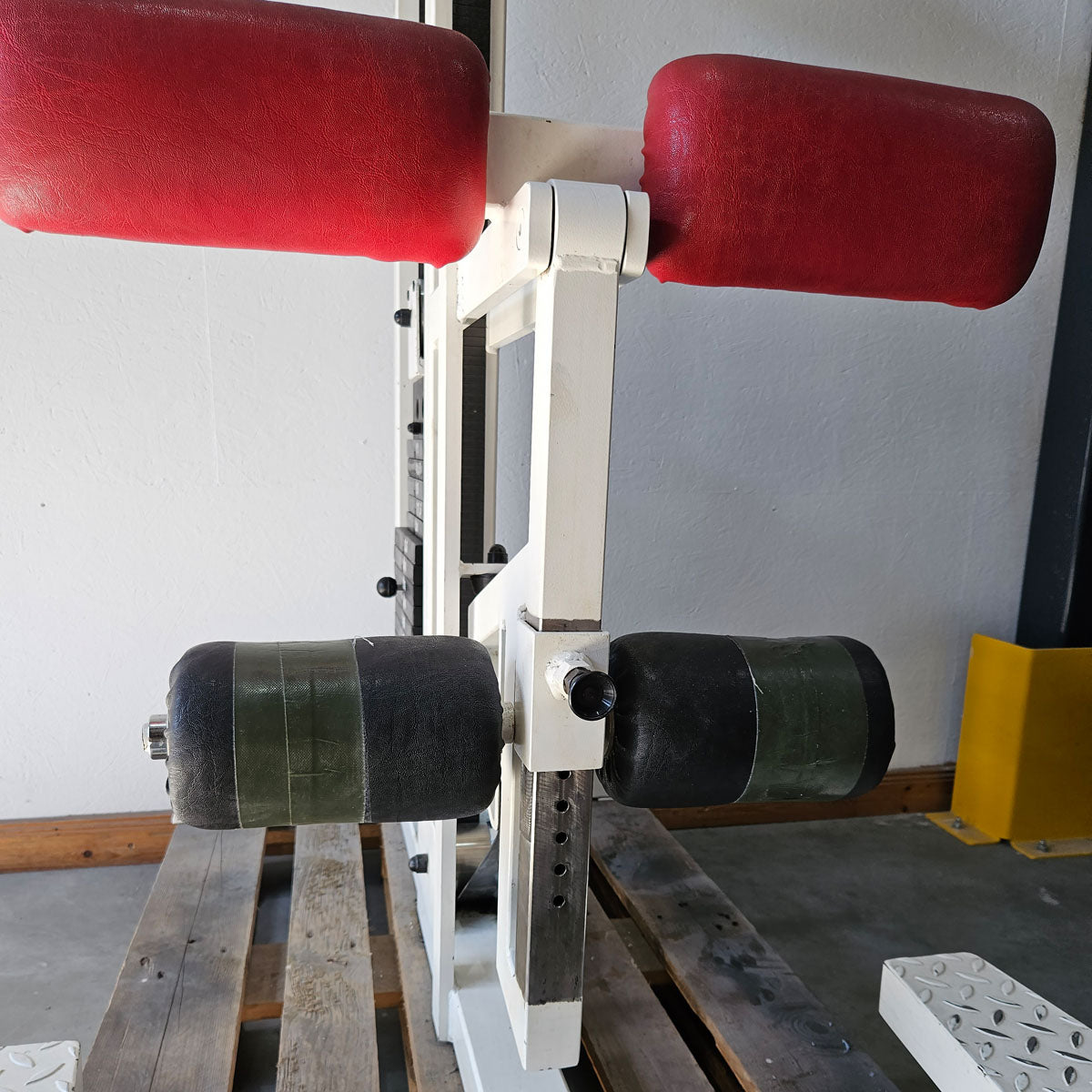 Gym80 Gluteusmaschine stehend, Glute Raiser, Pomaschine, Oldschool Bodybuilding Kraftgerät - Edition oder Classic Line, Rahmen Weiß, gebraucht mit Gebrauchsspuren