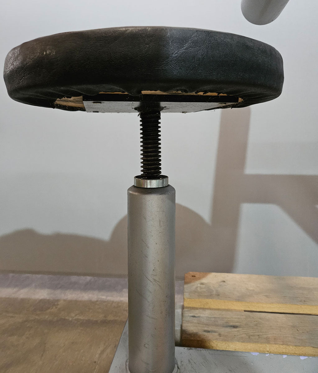 Latzug von Oben mit Karabiner, 140kg Gewichtsblock, Lat Pulldown, Oldschool Bodybuilding, Ähnlich Gym80, Galaxay, Rahmenfarbe Silber, gebraucht mit Gebrauchsspuren