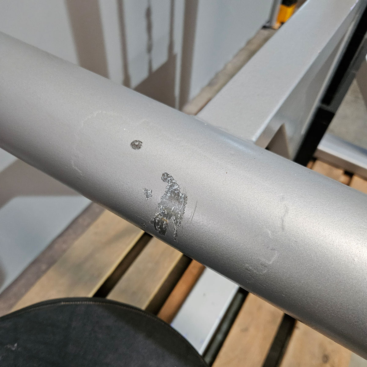 Latzug von Oben mit Karabiner, 140kg Gewichtsblock, Lat Pulldown, Oldschool Bodybuilding, Ähnlich Gym80, Galaxay, Rahmenfarbe Silber, gebraucht mit Gebrauchsspuren