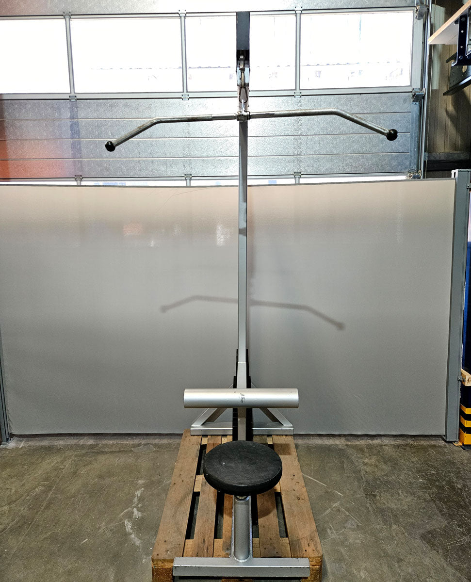 Latzug von Oben mit Karabiner, 140kg Gewichtsblock, Lat Pulldown, Oldschool Bodybuilding, Ähnlich Gym80, Galaxay, Rahmenfarbe Silber, gebraucht mit Gebrauchsspuren