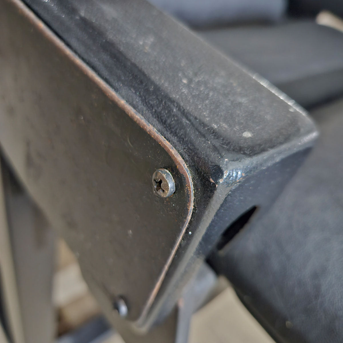 L+K abdominal machine, abdominal crunch, old school bodybuilding strength equipment, frame black, used with signs of wear