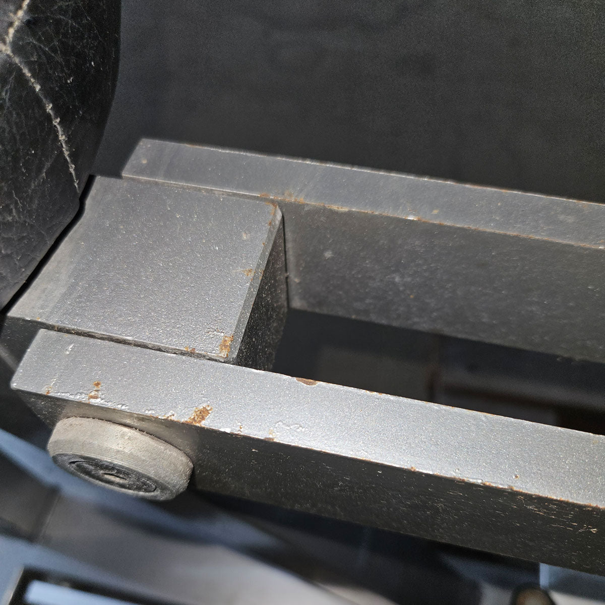 Galaxy Wadenmaschine, sitzend, Seated Calf, Oldschool Bodybuilding Kraftgerät, Rahmen Silber, gebraucht mit Gebrauchsspuren