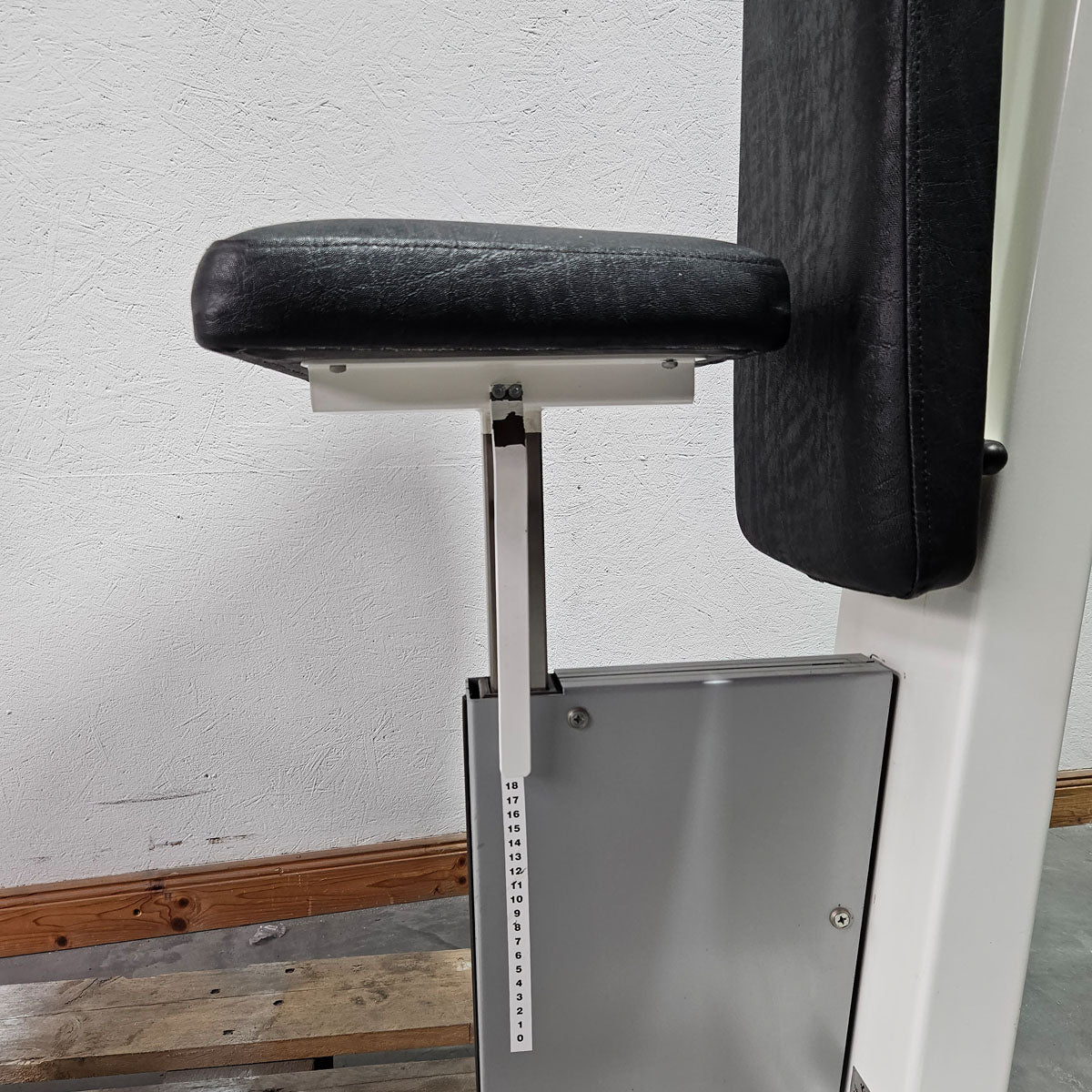 Kaphingst Posture and Chest Stabilizer, Butterfly and Butterfly Reverse - 2 in 1 Combination Machine, MPG, Fly and Rear Delt, Color White, Used - Refurbished Condition