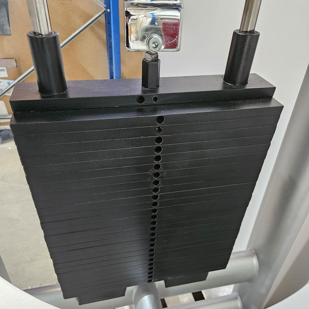 Gym80 Sygnum 4116 Rückenzugstation, Latzug von Oben, Lat Pulldown, 135kg Gewichtsblock, Farbe Silber, gebraucht - überholter Zustand