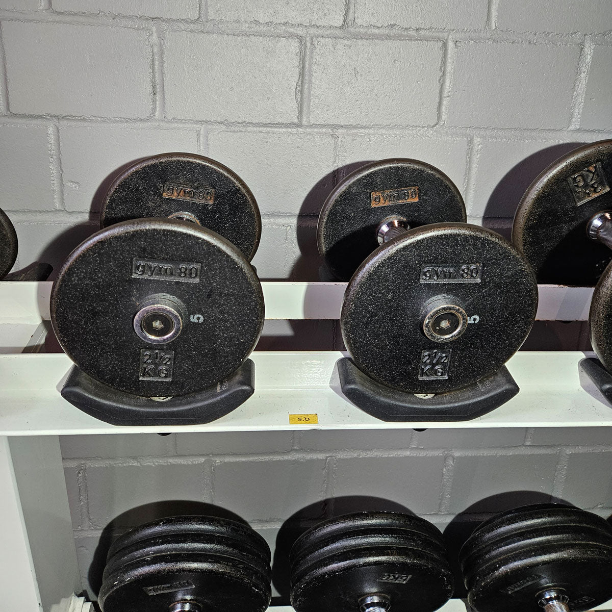 Gym80 Kurzhantelsatz aus Guss von 2,5 bis 40kg in 2,5kg Stufen ( 16 Paare ) Oldschool, Gym80 Kurzhantelablage gegen Aufpreis verfügbar, gebraucht - mit Gebrauchsspuren