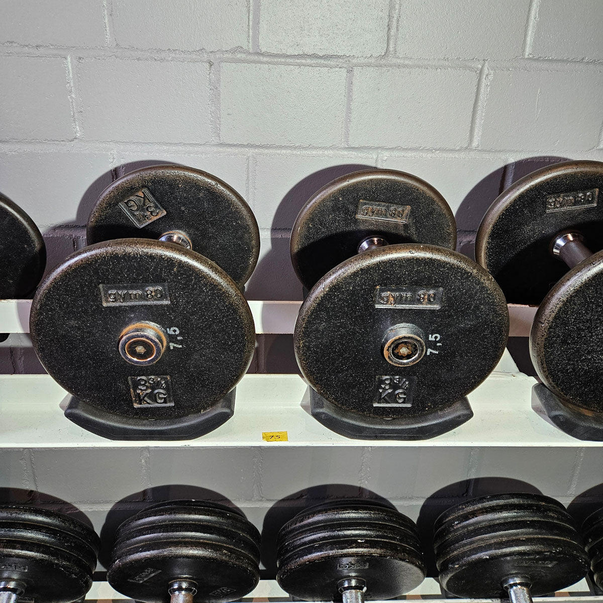 Gym80 Kurzhantelsatz aus Guss von 2,5 bis 40kg in 2,5kg Stufen ( 16 Paare ) Oldschool, Gym80 Kurzhantelablage gegen Aufpreis verfügbar, gebraucht - mit Gebrauchsspuren