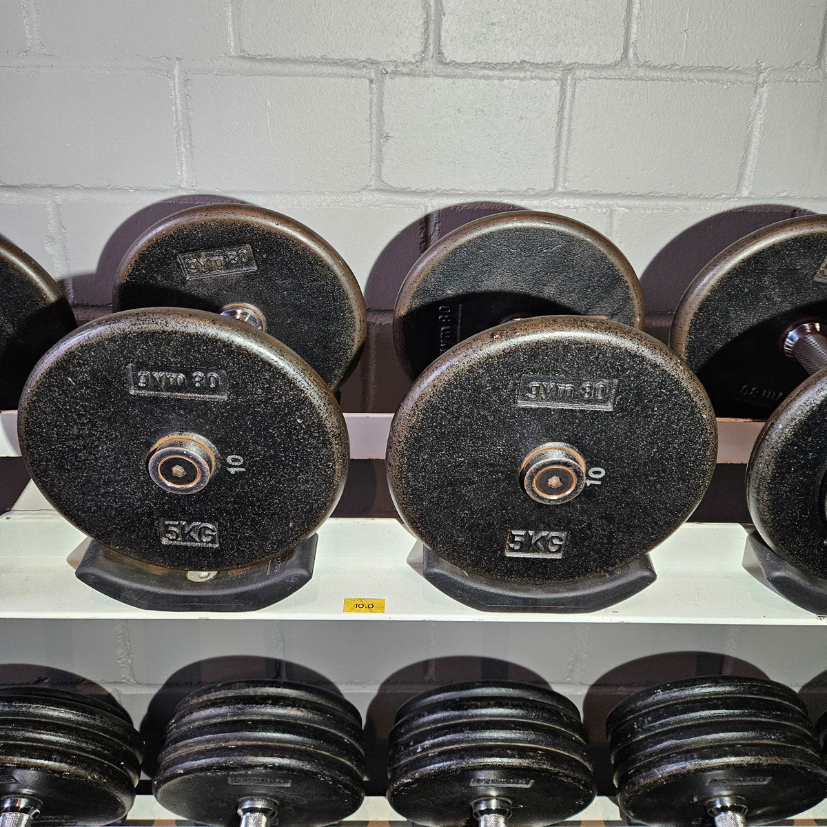 Gym80 Kurzhantelsatz aus Guss von 2,5 bis 40kg in 2,5kg Stufen ( 16 Paare ) Oldschool, Gym80 Kurzhantelablage gegen Aufpreis verfügbar, gebraucht - mit Gebrauchsspuren